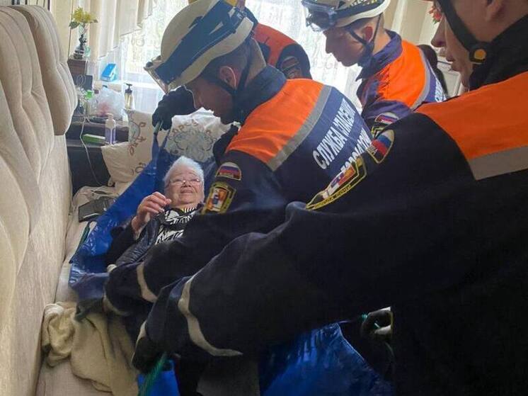 Спасатели Сочи помогли 90-летней женщине