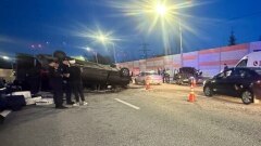 В Подмосковье микроавтобус с детьми врезался в легковушку: видео с места ДТП