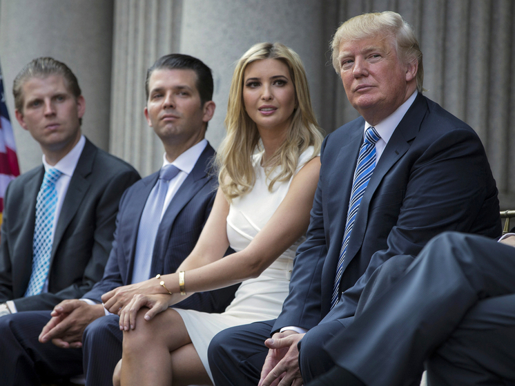 В семействе Трампа, похоже, задумались о создании династии. Сын нынешнего хозяина Белого дома Эрик Трамп предполагает, что мог бы баллотироваться на пост президента, когда закончится президентский срок его отца. Сорокаоднолетний мужчина держался подальше от политики, но говорит, что "политический путь был бы легким", если бы он решил им заняться